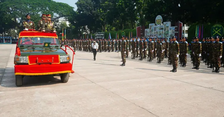 কুচকাওয়াজ পরিদর্শন করছেন প্রধান অতিথি
